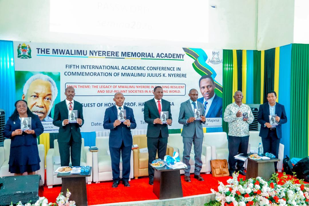 PROF. MAPESA AFUNGUA KONGAMANO LA TANO NA KUZINDUA KITABU CHENYE MKUSANYIKO WA MAKALA ZA KITAALUMA