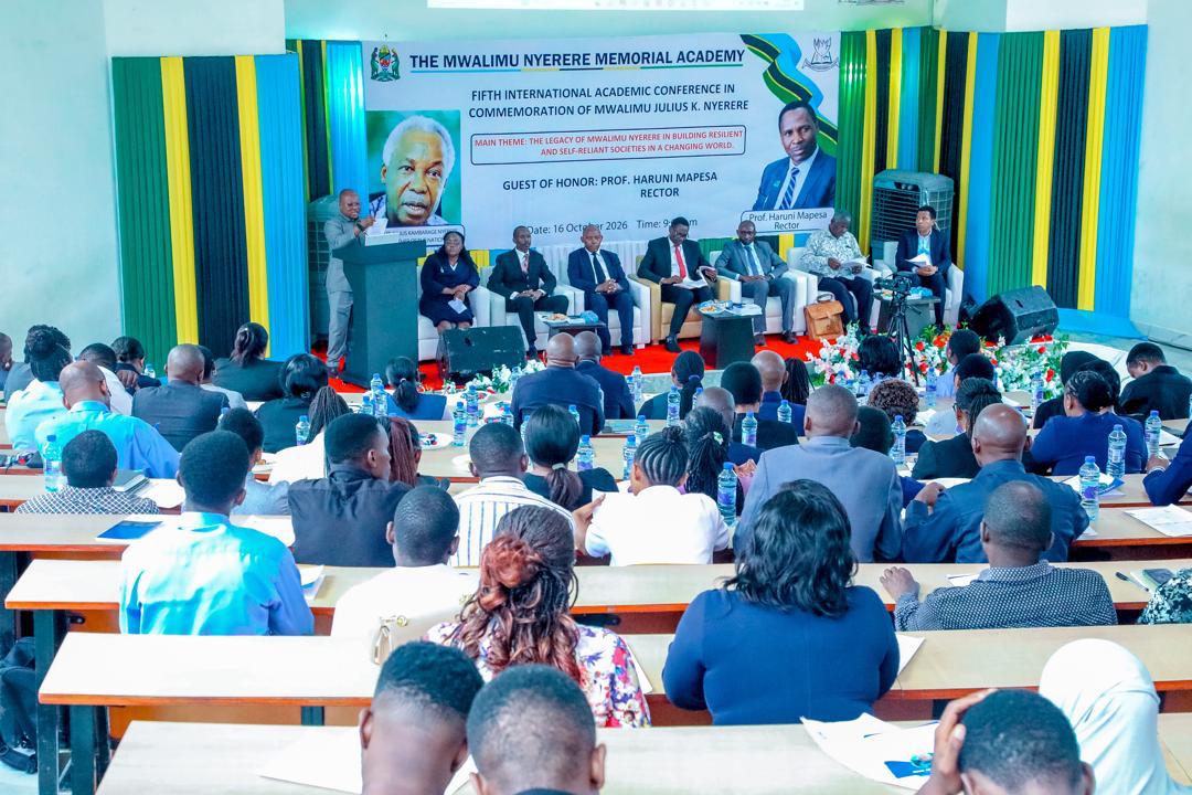 PROF. MAPESA AFUNGUA KONGAMANO LA TANO NA KUZINDUA KITABU CHENYE MKUSANYIKO WA MAKALA ZA KITAALUMA