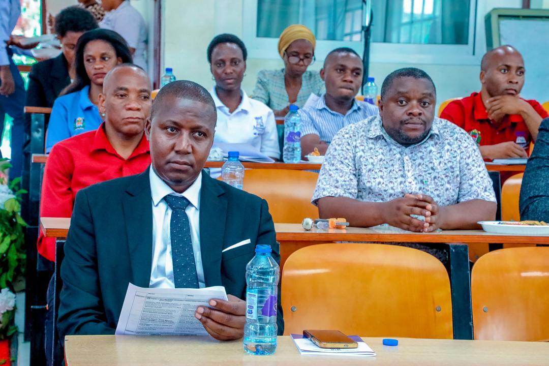 PROF. MAPESA AFUNGUA KONGAMANO LA TANO NA KUZINDUA KITABU CHENYE MKUSANYIKO WA MAKALA ZA KITAALUMA