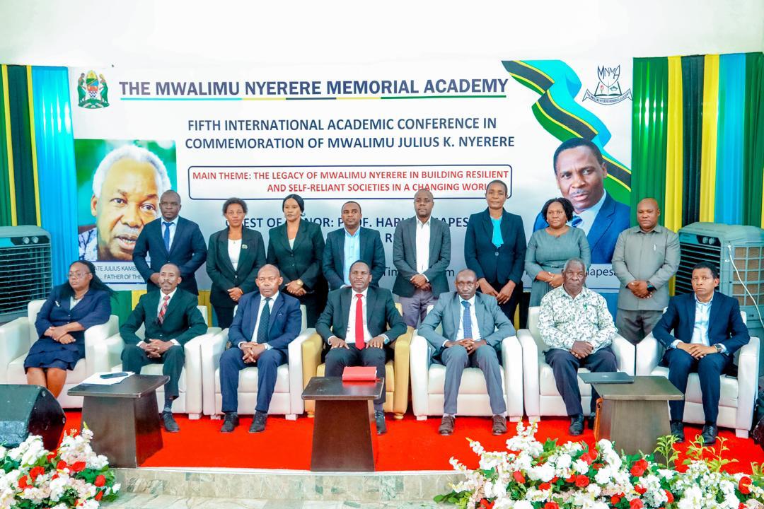 PROF. MAPESA AFUNGUA KONGAMANO LA TANO NA KUZINDUA KITABU CHENYE MKUSANYIKO WA MAKALA ZA KITAALUMA