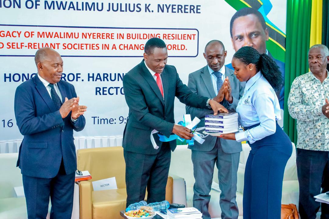 PROF. MAPESA AFUNGUA KONGAMANO LA TANO NA KUZINDUA KITABU CHENYE MKUSANYIKO WA MAKALA ZA KITAALUMA